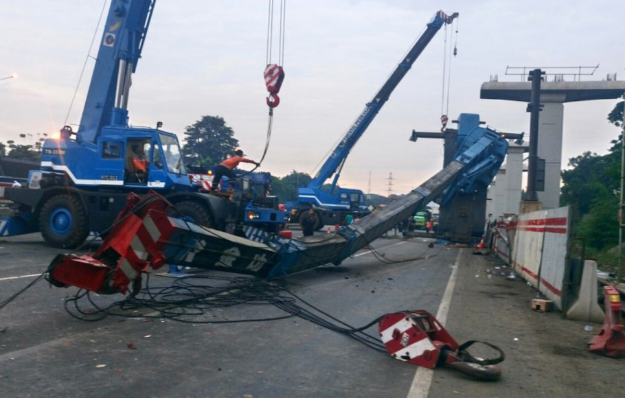 Foto Crane jatuh di kawasan Mataraman, Jatinegara Jakarta Timur. (foto: Tribun)