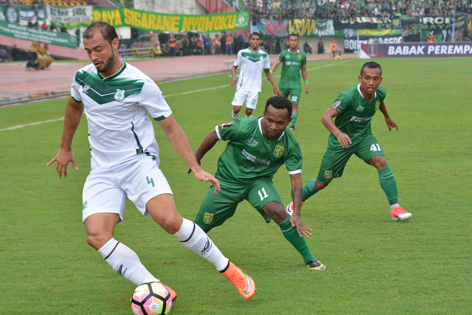 Pemain asing PSMS Medan, Reinaldo Rodrigues (putih), saat hendak melewati dua pemain Persebaya, Feri Pahabol dan Irfan Jaya. (foto: hrs/ngopibareng)