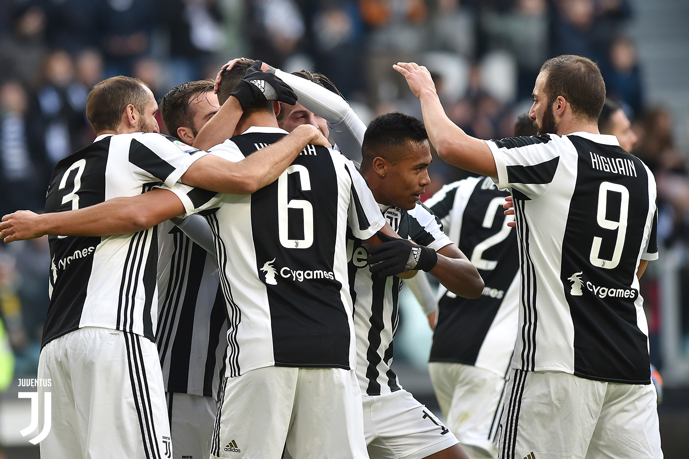 Selebrasi pemain Juventus saat Alex Sandro berhasil membuka gol di menit ke 9 (foto : Juventus)