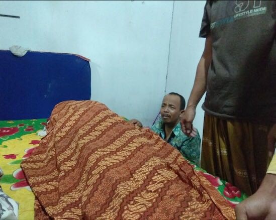 jenazah nenek guru Budi saat disemayamkan di rumah. (Foto: Isimewa)