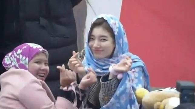 Suzy ketika bertemu dengan fans yang memberinya pashmina.