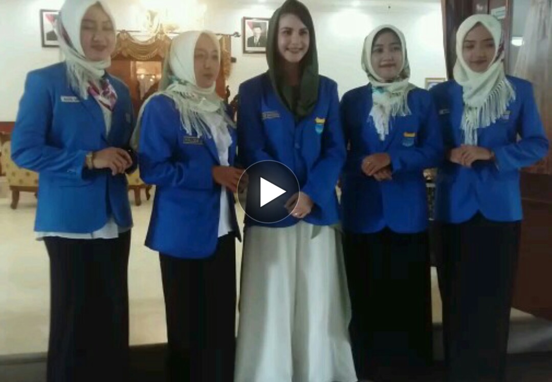 Potongan video Arumi pakai almamater PMII. (Foto : istimewa)