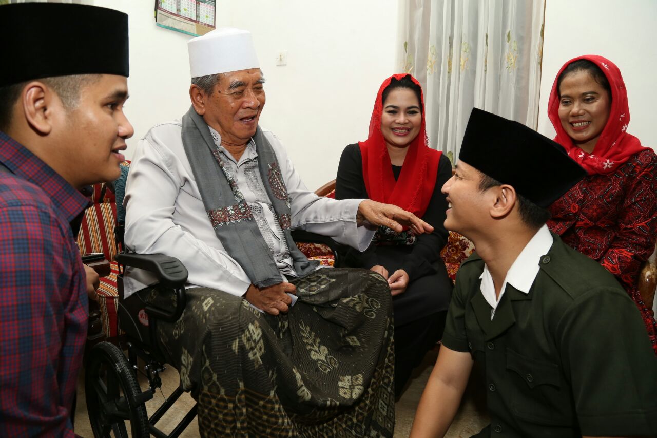 KH Zainuddin ketika menemui Puti dan Wakil Bupati Trenggalek Arifin. (Foto : Istimewa)