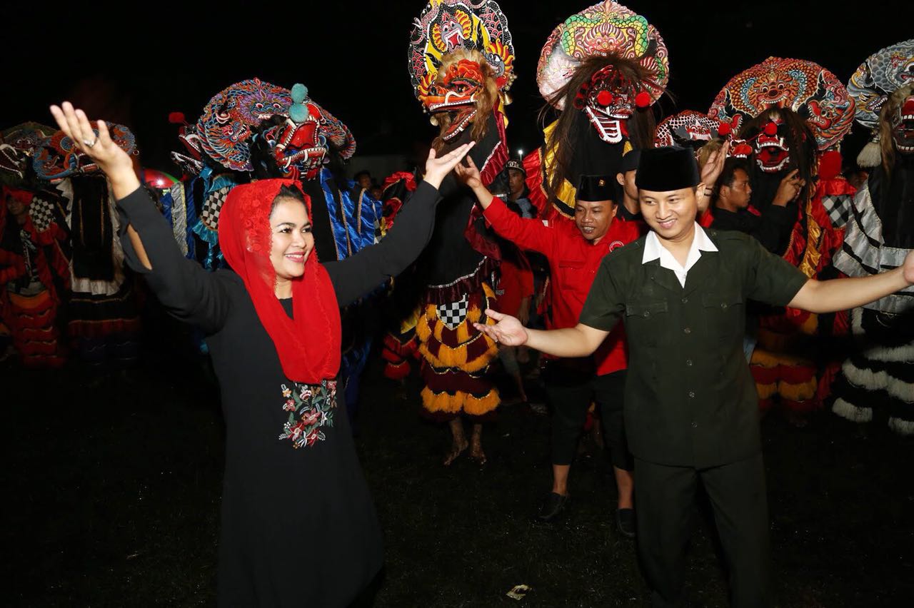 Puti Guntur bersama Wagub Trenggalek. (Foto : ngopibareng.id)