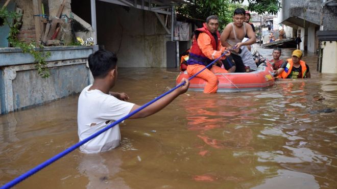 Warga yang terdampak banjir di Jakarta akan diungsikan. (foto: BBC)