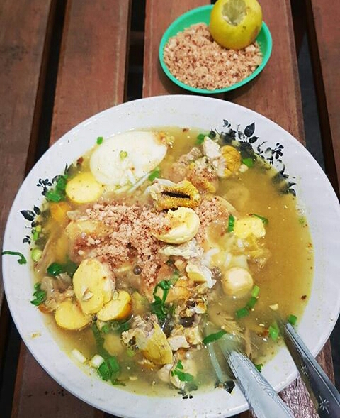 Kuah agak bening, tapi hemmm nak uenak. foto:happy