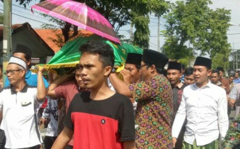 Pemakaman almarhum Budi Cahyono yang dihajar siswanya hingga tewas. (Foto: WhatsApp)