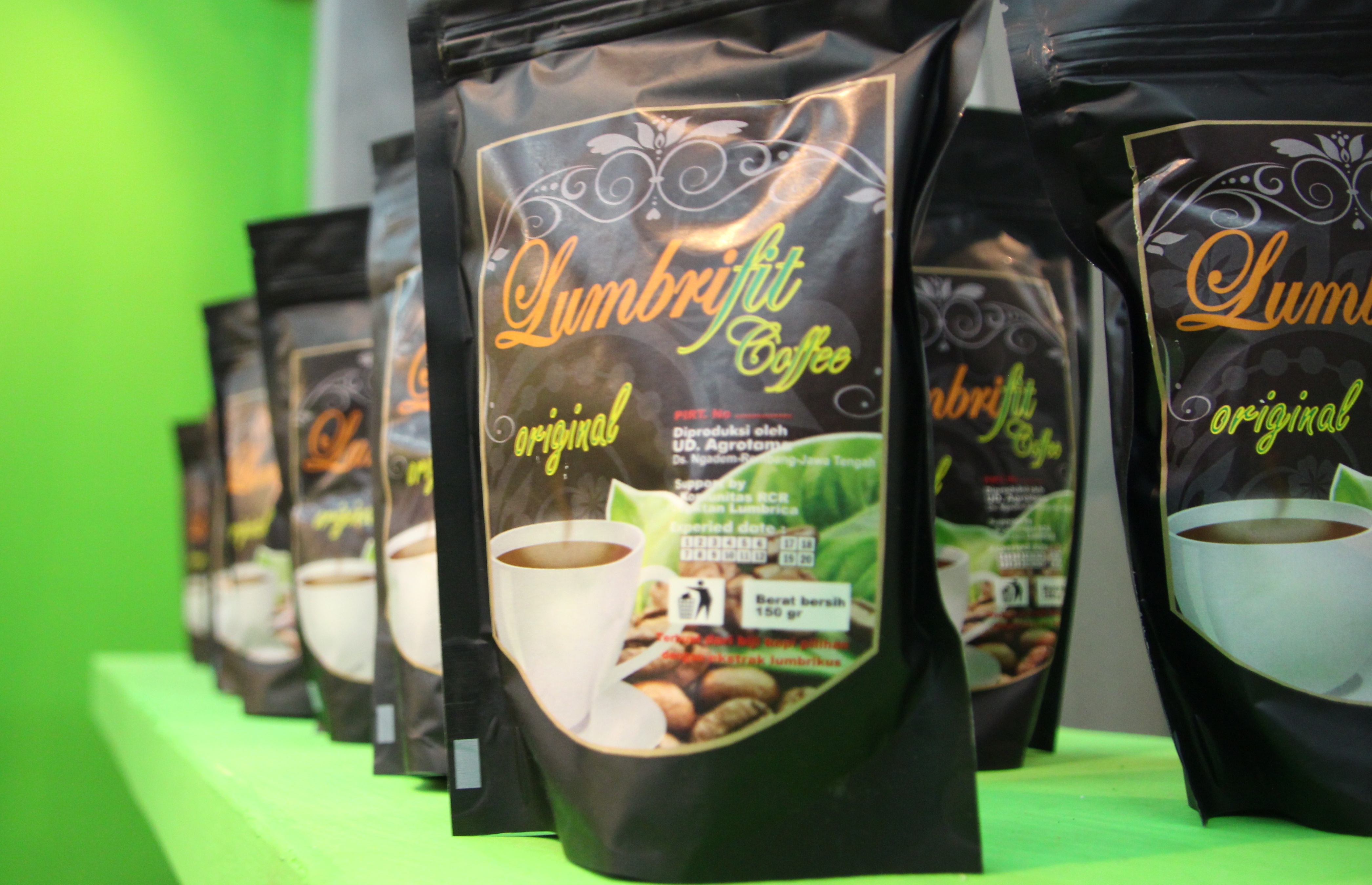 Kemasan Lumbrifit Coffee, olahan Rasdadi. (Foto: Farid/ngopibareng.id)