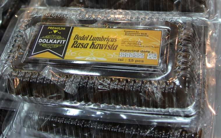 Selain kopi, Rasdadi juga mengolah cacing ternakannya menjadi penganan dodol. (Foto: Farid/ngpoibareng.id)