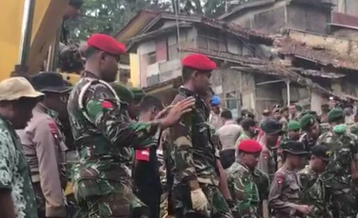 Salah satu anggota Kopassus Praka Pujiono tengah memakai tenaga dalam guna mendeteksi getaran dengan salah satu teknik dari perguruan Merpati Putih (foto: istimewa)