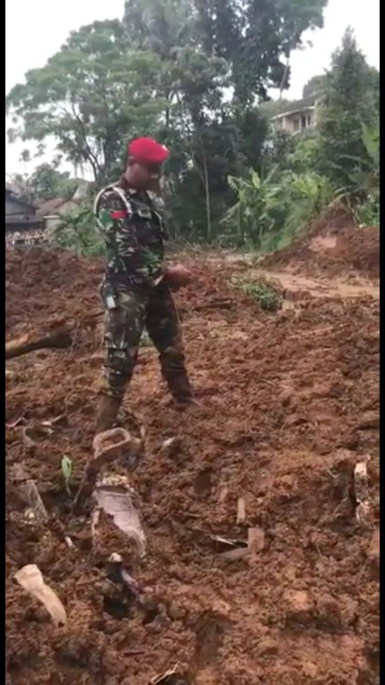 Salah satu anggota Kopassus Praka Pujiono tengah memakai tenaga dalam guna mendeteksi getaran dengan salah satu teknik dari perguruan Merpati Putih (foto: istimewa)