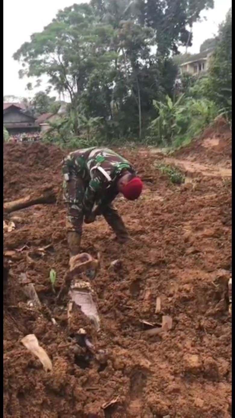 Salah satu anggota Kopassus Praka Pujiono tengah memakai tenaga dalam guna mendeteksi getaran dengan salah satu teknik dari perguruan Merpati Putih (foto: istimewa)
