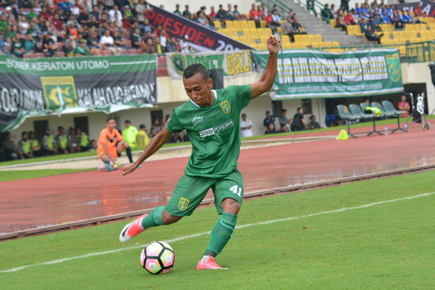 Winger Pesebaya, Irfan Jaya akui belum pernah cicipi kuliner Khas Surabaya. (foto: hrs/ngopiareng)