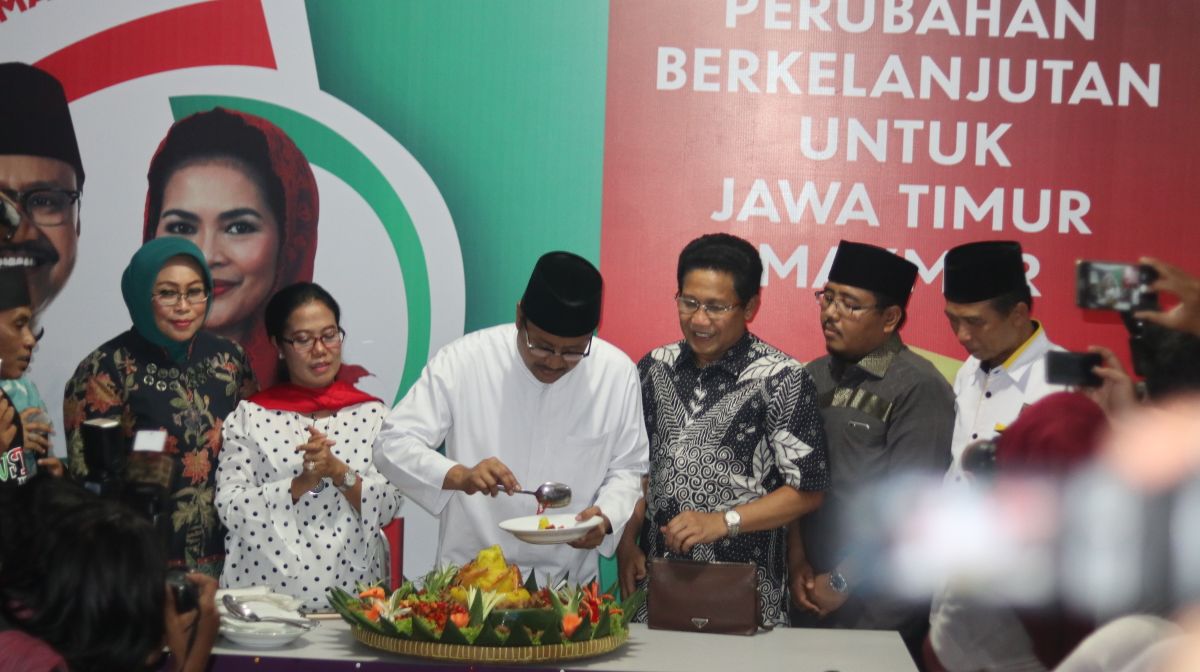 Gus Ipul potong tumpeng  meresmikan Rumah Gus Ipul-Puti. (Foto : istimewa)