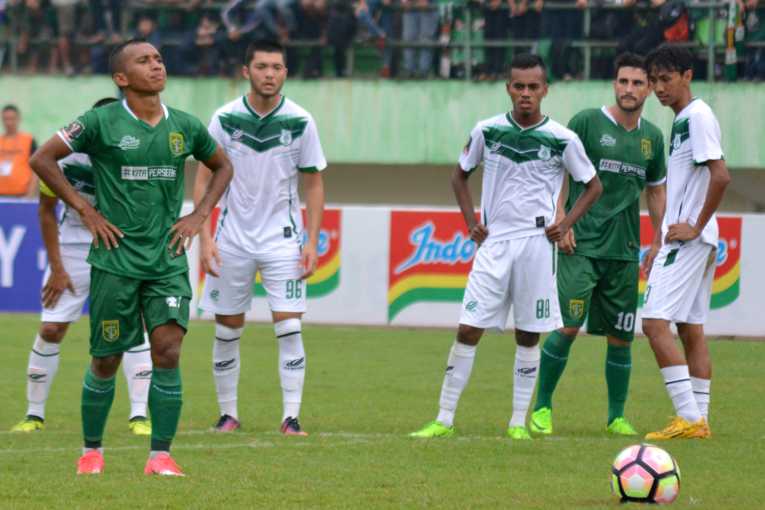 Winger Persebaya Irfan Jaya, mengaku Bonek telah ia jadikan motivasi untuk membakar semangatnya di lapangan. (foto: hrs/ngopibareng)