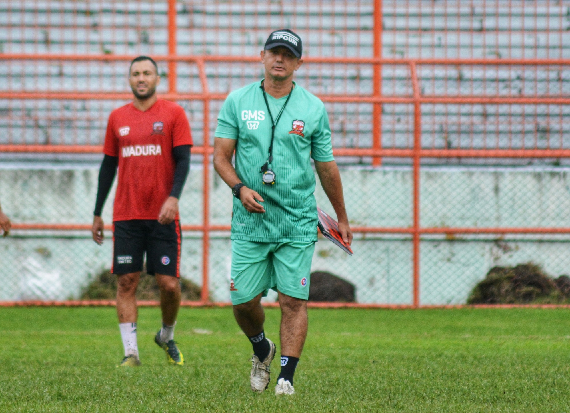 Pelatih Madura United, Gomes de Olivera. (foto: hrs/ngopibareng)