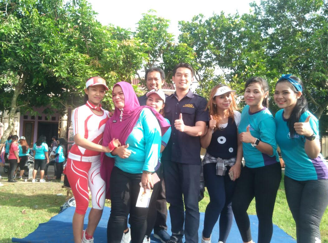 Harryadin Mahardika-Arief Rahman, jalan sehat bersama warga. (Foto: Ist)
