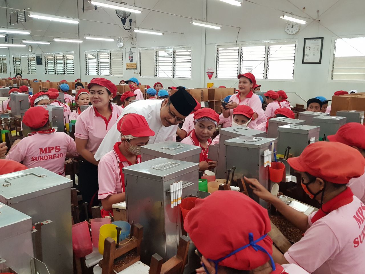 Cagub Saifullah Yusuf berada di antara ribuan buruh rokok di Pasuruan Jumat (9/2). (Foto : istimewa)