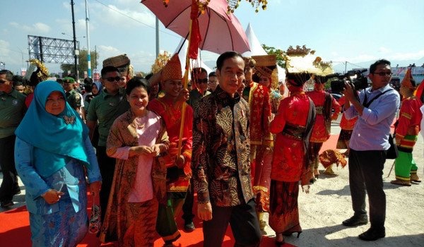 Presiden Jokowi saat puncak Hari Pers Nasional (HPN) 2018, di Danau Cimpago Pantai Padang, Sumatera Barat, Jumat, 9 Februari 2018. (Foto: Biro Pers Setpres)