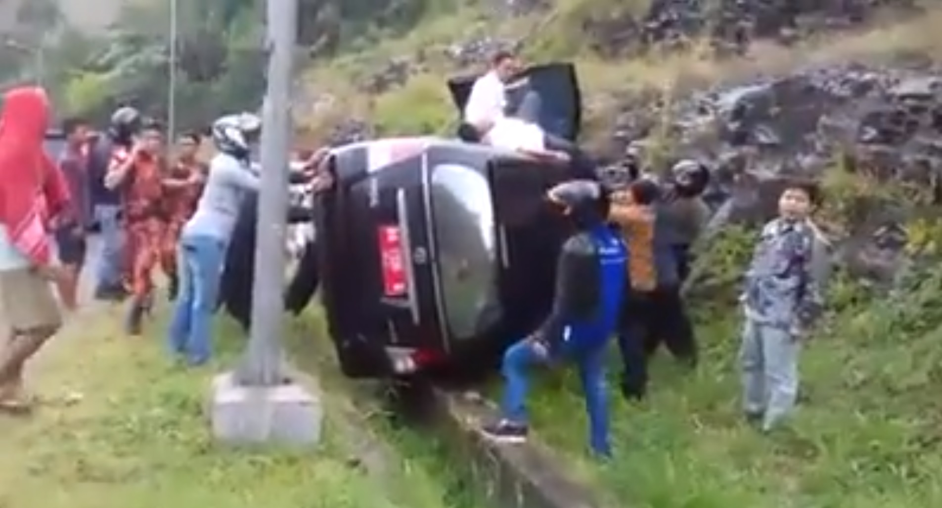 Foto: Screenshot video kecelakaan di Solok yang viral
