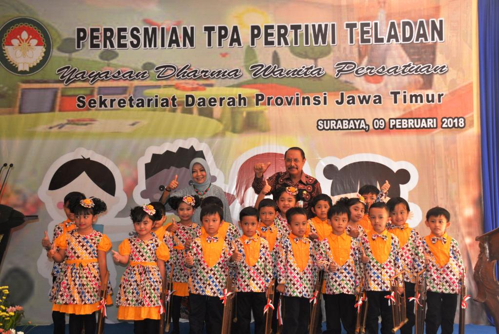 Sekretaris Daerah Provinsi Jatim Akhmad Sukardi ketika meresmikan Taman Penitipan Anak (TPA) Pertiwi Teladan Yayasan Dharma Wanita Persatuan (DWP) Setda Prov Jatim, di Jl Ngagel Tama no 38 Surabaya, Jum’at, 9 Februari 2018.