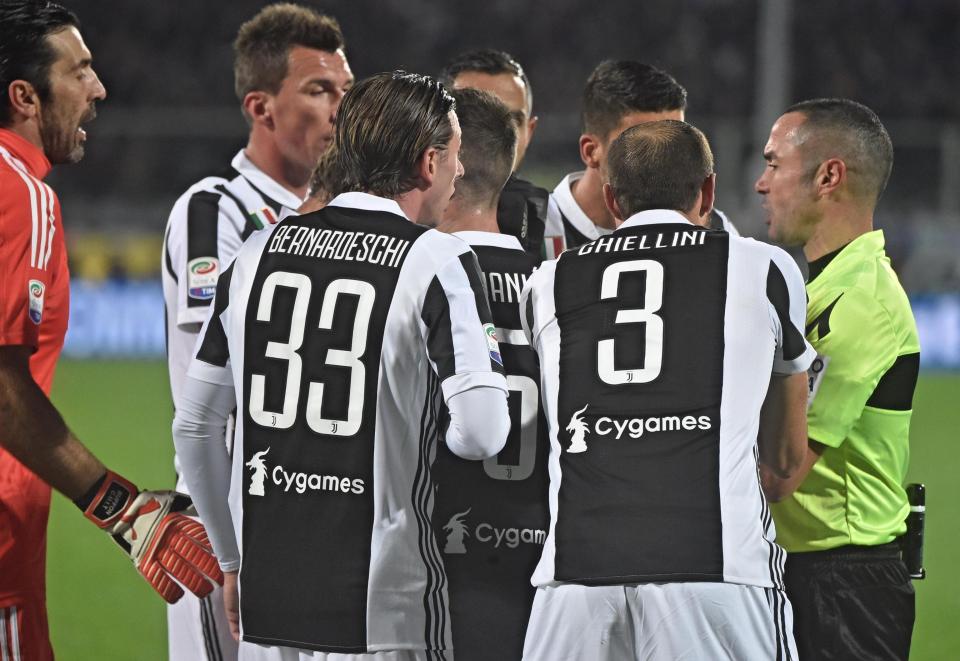 Pemain Juventus saat memprotes keputusan wasit yang memberikan hadiah penalti kepada Fiorentina, dini hari tadi. foto;afp