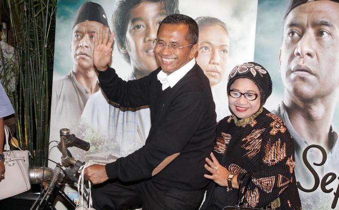 Dahlan Iskan bersama istri di saat-saat segar bugar. (foto istimewa)