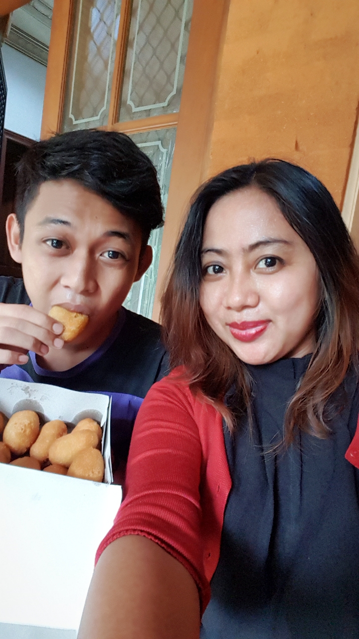 Happy Suhadi dan Kevin Dilan serta sekotak jemblem aneka rasa. foto:happy 