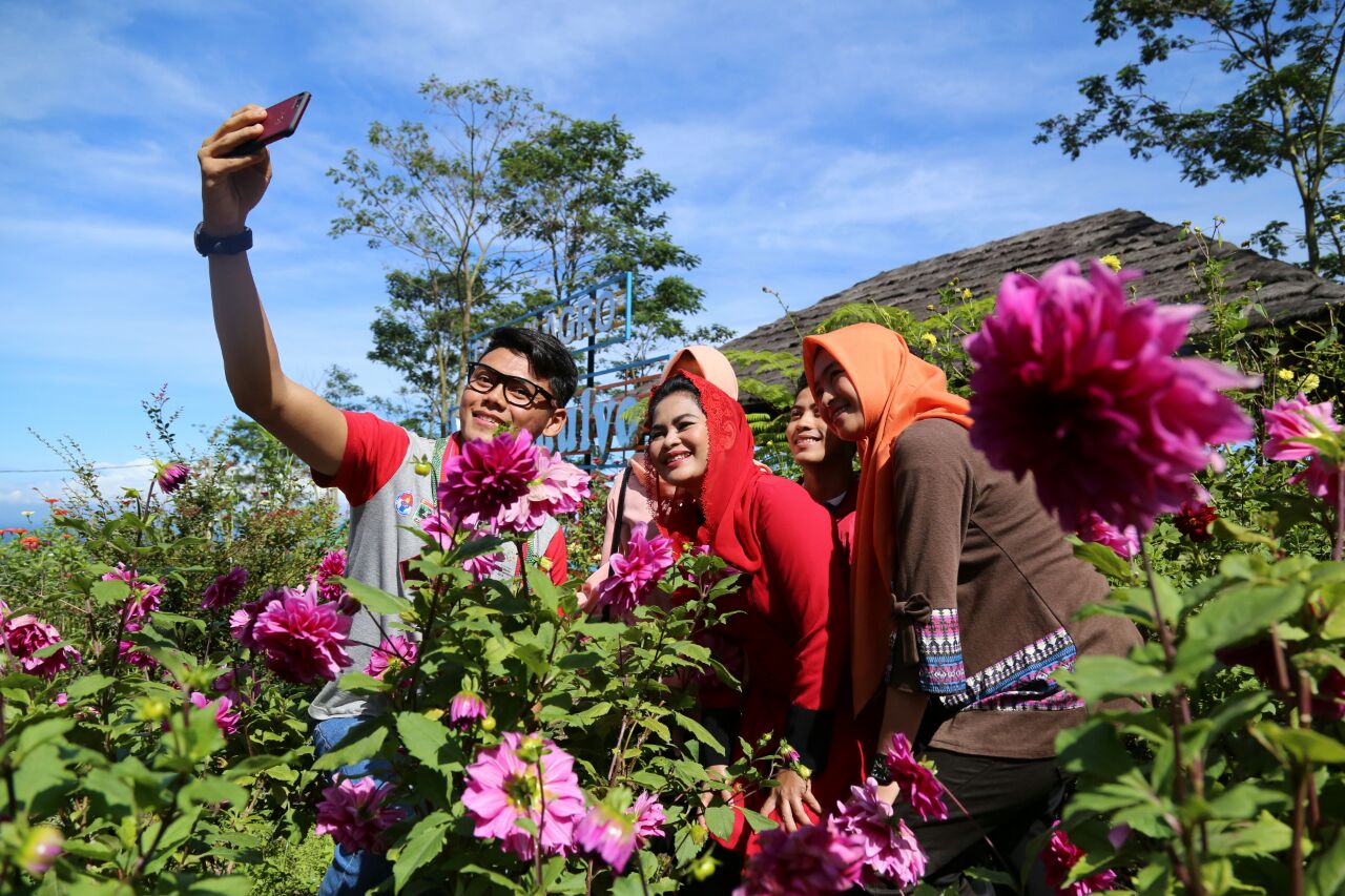 Puti Soekarno berselfie bersama di lereng Kelud. (Foto : ngopibareng)