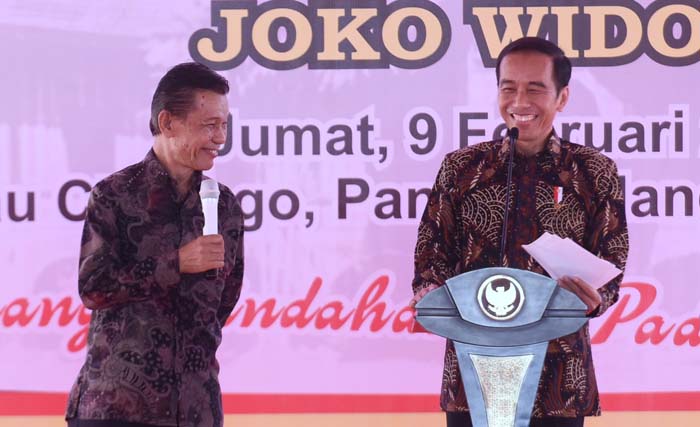 Yousri Nur Raja Agam ketika dialog dengan Presiden Jokowi pada acara HPN di Sumatera Barat Jumat 9 Februari kemarin. (foto: antara)