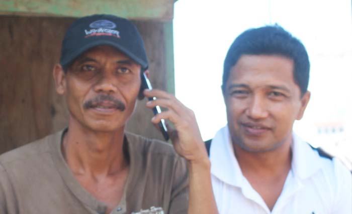 Takrip (kiri) mandor bersama Thohari (kanan), bos CV Sinar Agung Sejahtera di Tanjung Jati, Kamal, Bangkalan. (foto: bahari)