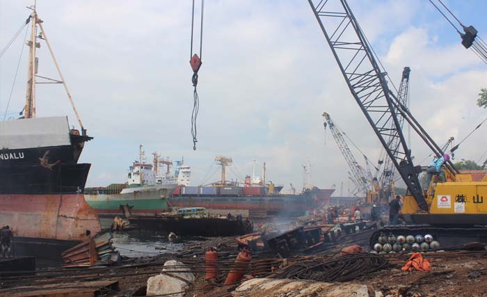 Tempat pembantaian kapal-kapal bekas di Tanjung Jati, Kamal, Bangkalan, Madura. (foto: bahari)