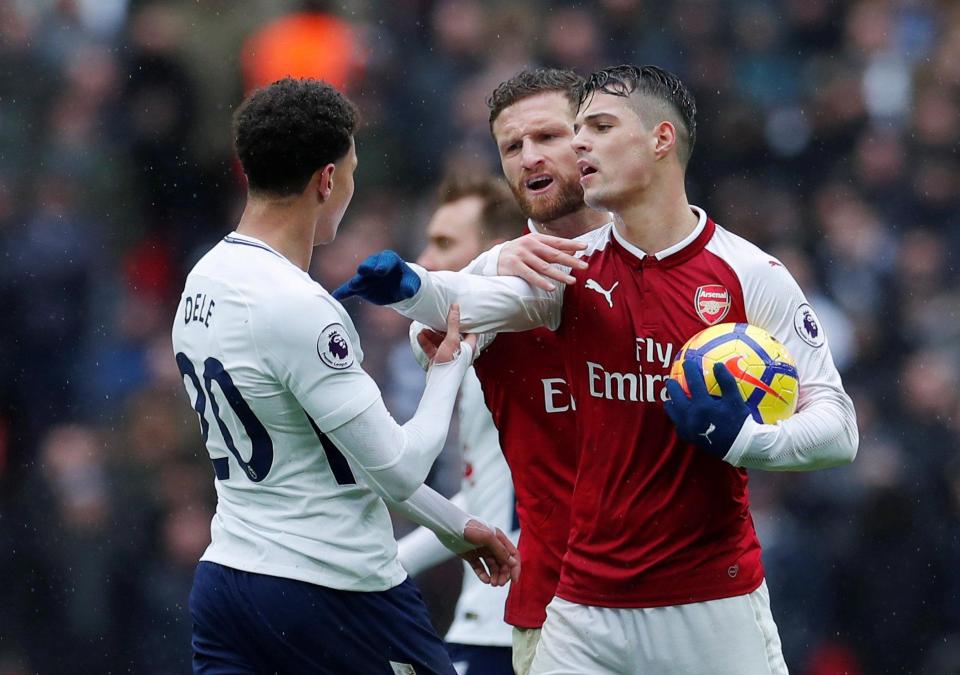 Pemain Arsenal, Xhaxa bersitengang dengan Delle Ali dalam lanjutan Liga Inggris, Sabtu 10 Februari 2018. foto;reuters