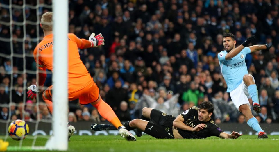 Aksi Aguero membobol gawang Liecester dalam lanjutan Liga Inggris, dini hari tadi. foto:reuters