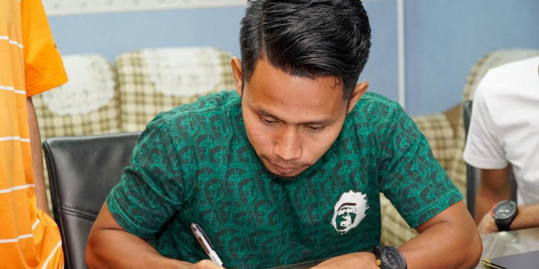 Andik Vermansah saat teken kontrak di Kedah FA dengan menggunakan kaus berlogo bonek. foto;dok