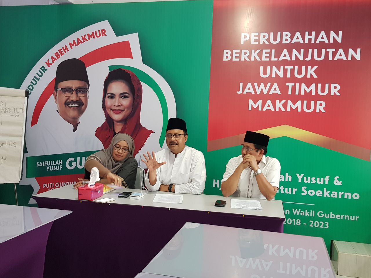 Cagub Saifullah Yusuf (tengah) ketika menjelaskan program andalannya. (Foto : Istimewa)