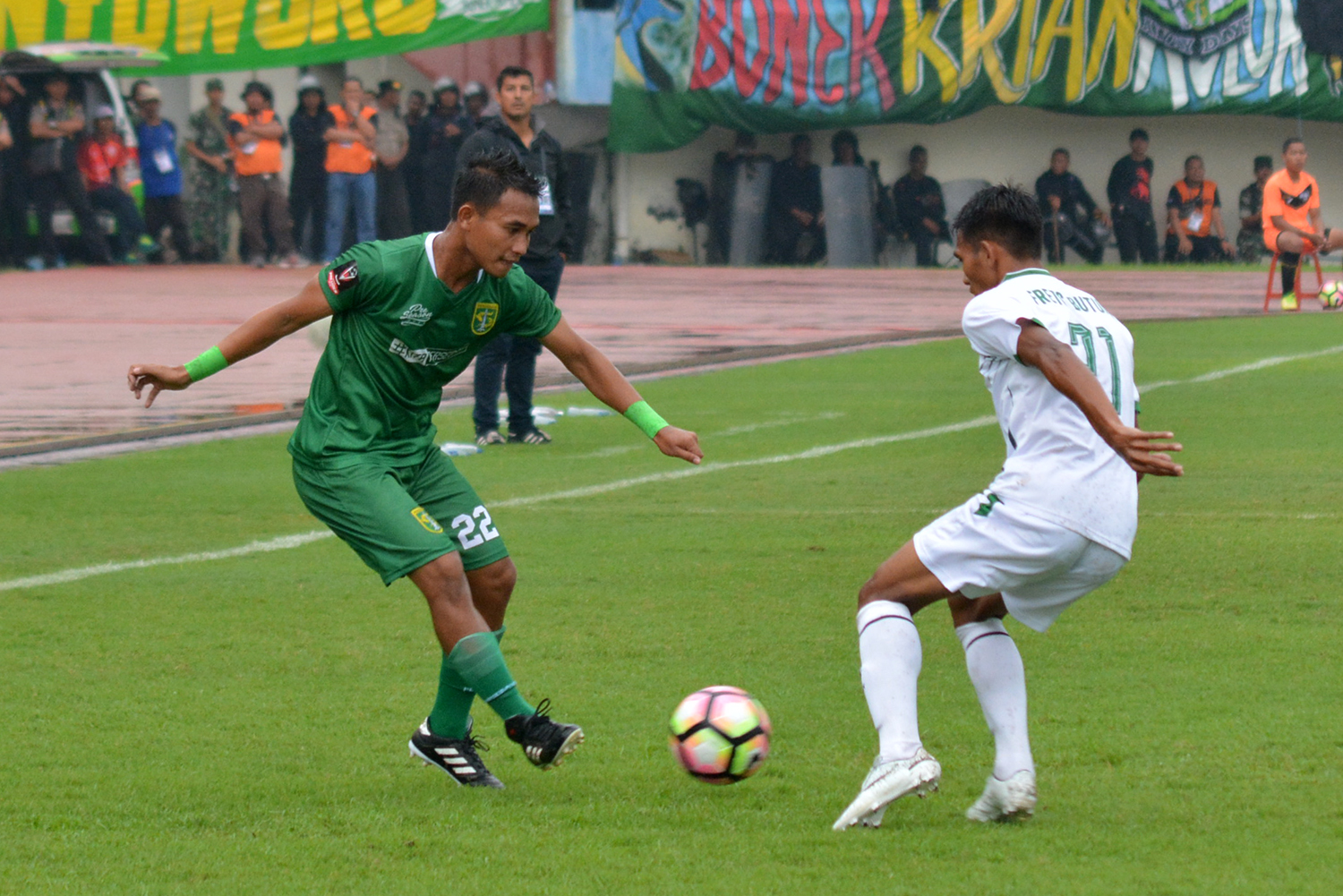 Pemain Persebaya, Abu Rizal saat ini dipastikan akan absen membela Bajol Ijo akibat mengalami cedera lutut saat latihan. (foto: hrs/ngopibareng)