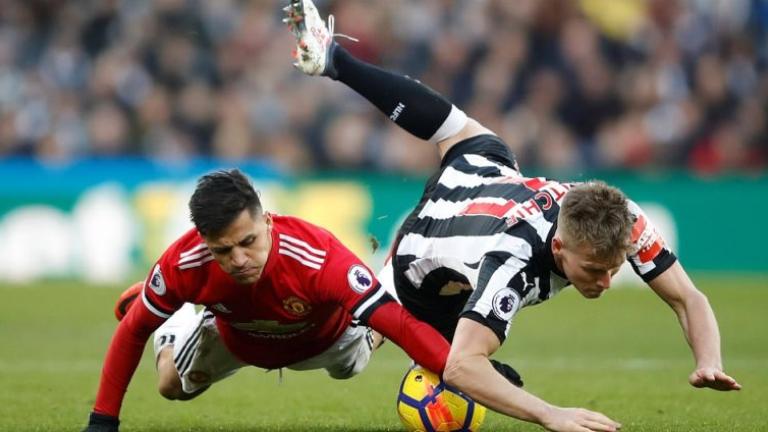 Pemain Manchester United, Alexis Sanchez  berjibaku dengan pemain Newcastle. foto:reuters