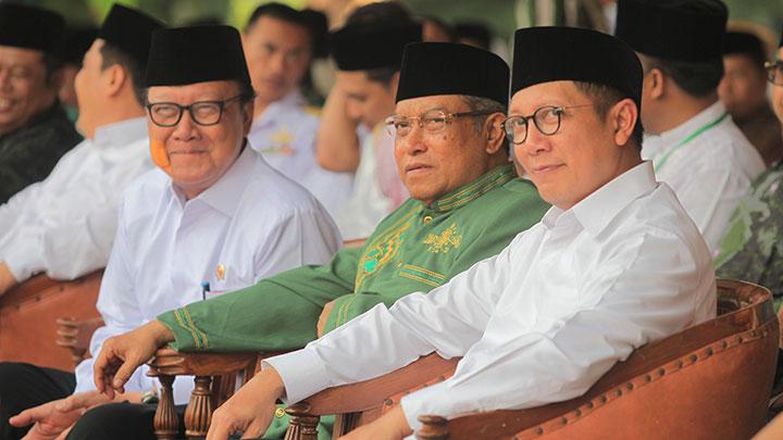 KEDAMAIAN: Ketua Umum PBNU Said Aqil Siroj (tengah) bersama Menteri Dalam Negeri Tjahjo Kumolo dan Menteri Agama Lukman Hakim Saifuddin (kanan). (foto: dok ngopibareng.id)