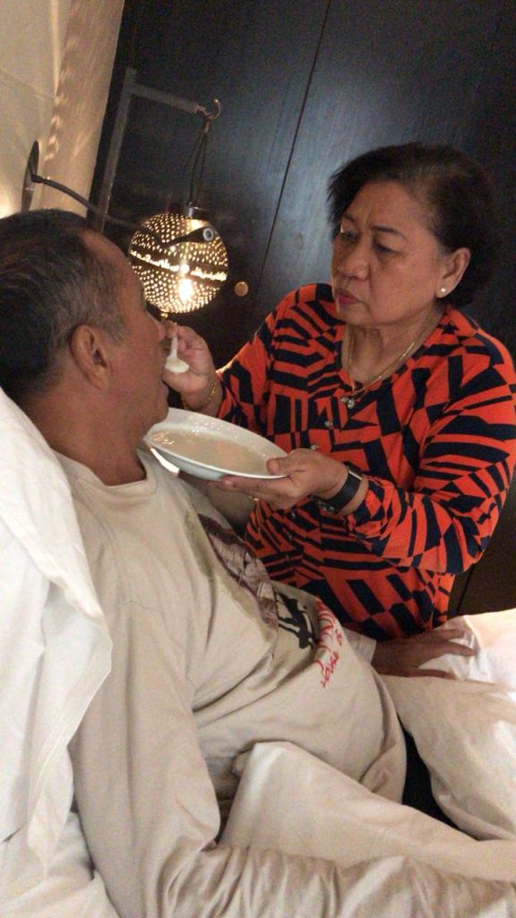 Dahlan Iskan disuapi bubur sama isterinya.