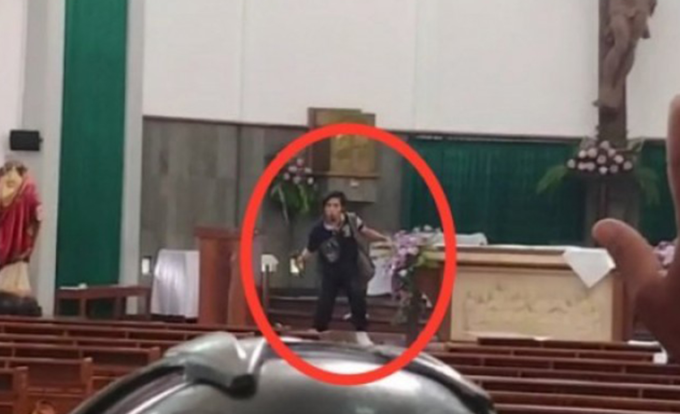 Tangkapan layar saat pelaku menyerangan jemaat Gereja St. Lidwina Bedog, Yogyakarta yang terjadi kemarin. (Foto: Youtube)