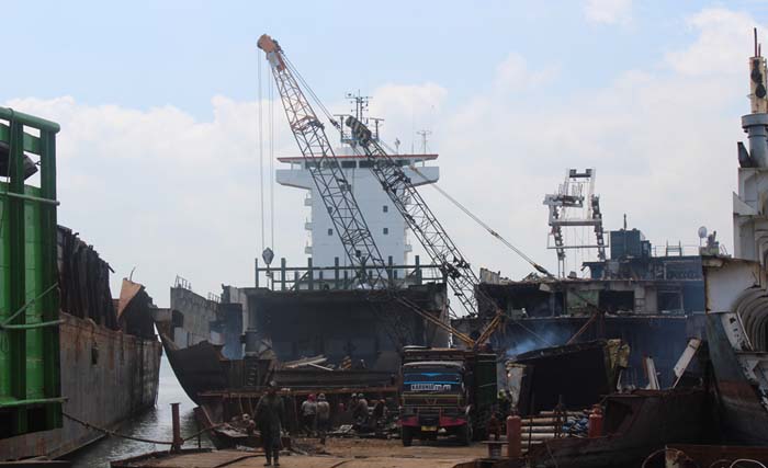 Bangkai kapal bekas yang dimutilasi,  di Desa Tanjung Jati, Kamal, Bangkalan, Madura. (foto: bahari)