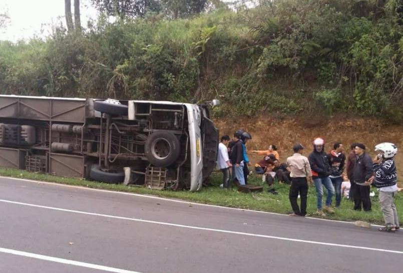 Bus yang terguling di tanjakan Emen. (Foto: Dokumentasi)