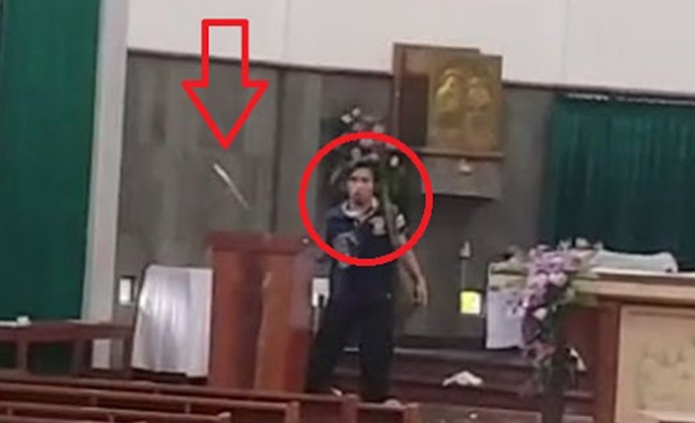 Tangkapan layar saat pelaku menyerangan jemaat Gereja  St. Lidwina Bedog, Yogyakarta yang terjadi kemarin. (Foto: Youtube)