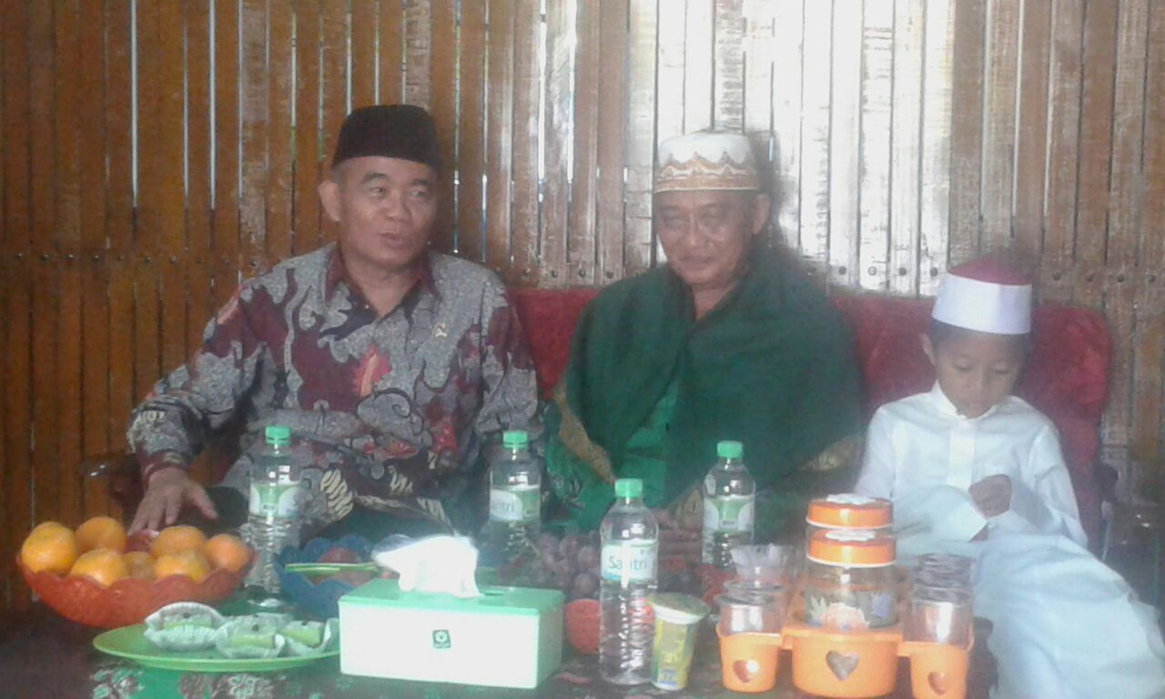 Mendikbud Muhadjir Effendy dengan KH Dhofier Syah. (Foto: Ist)