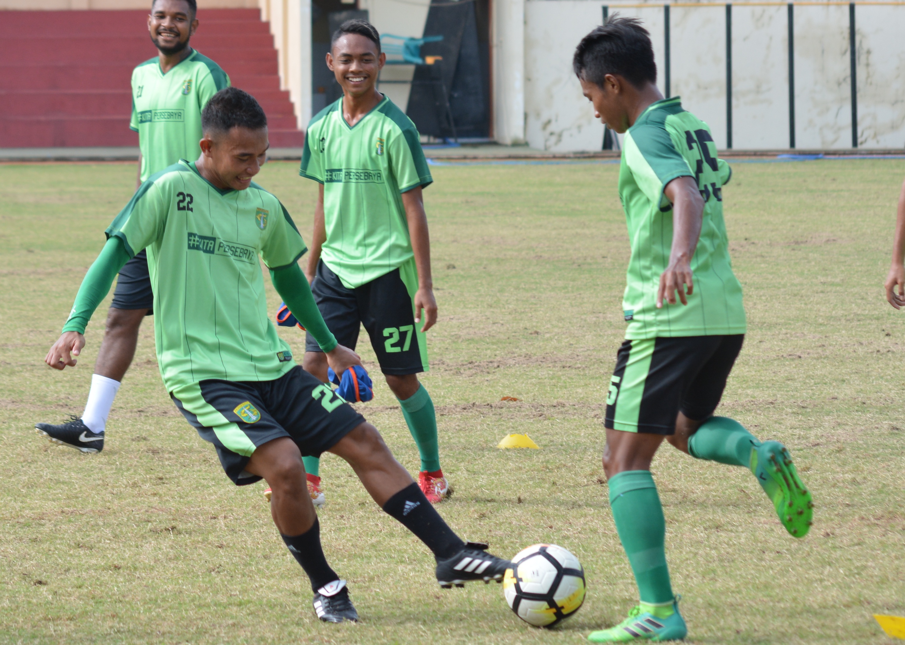 Pemain Persebaya, Abu Rizal (22) sedang jalani pemeriksaan cedera di National Hospital, Surabaya akibat cedera lutut saat benturan pada sesi latihan di Lapangan Polda Jatim. (Foto: hrs/ngopibareng)