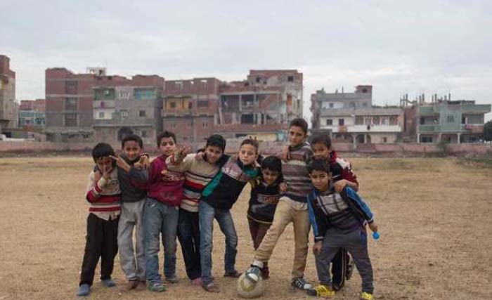 Anak-anak di Desa Nagrig, Gharbia, Mesir, bermain bola di lapangan desa. (foto: dailymail)