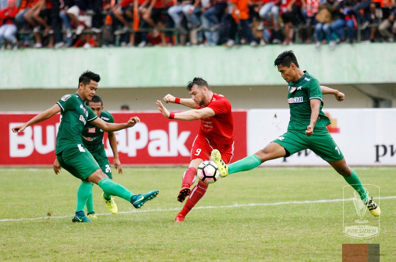 Penyerang Persija Marko Simic melepas tembakan dalam kawalan pemain PSMS Medan, sore tadi.