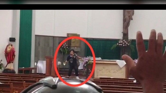 Tangkapan layar saat pelaku menyerangan jemaat Gereja St. Lidwina Bedog, Yogyakarta yang terjadi kemarin. (Foto: Youtube)