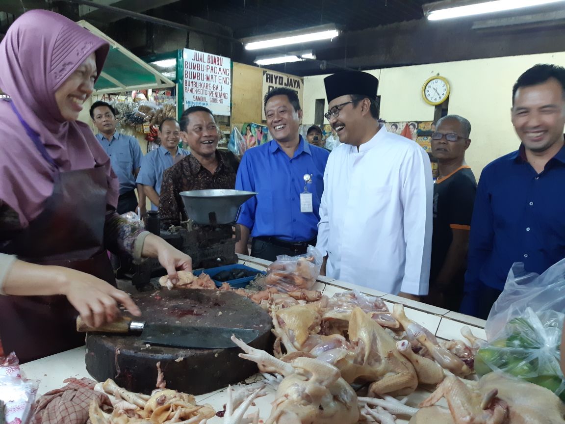 Wagub Jatim Saifullah Yusuf ketika berbincang dengan pedagang pasar Wonokromo. (Foto : istimewa)